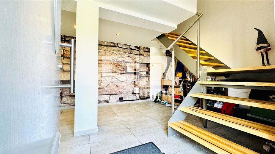 Schönes Wohnhaus mit Doppelgarage, Terrasse und Nebengelass in Traumlage – EG Haupteingang / Windfang / Empfang