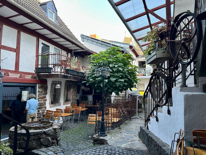 Accogliente caffè di paese cerca un gestore cordiale – Innenhof Blick Straßenzugang