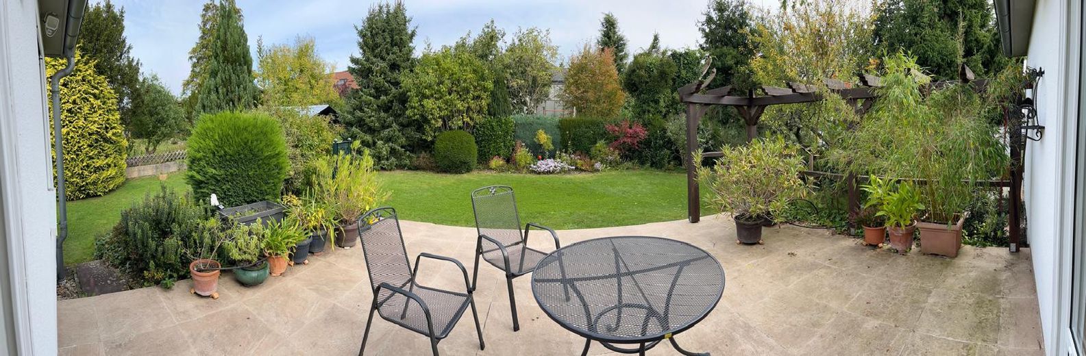 die Terrasse mit Gartenblick