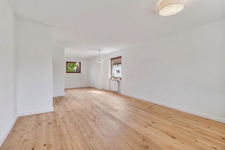 *provisionsfrei* Helle 3-Zi-Wohnung hochwertig renoviert mit Balkon in zentraler Lage – Wohnzimmer