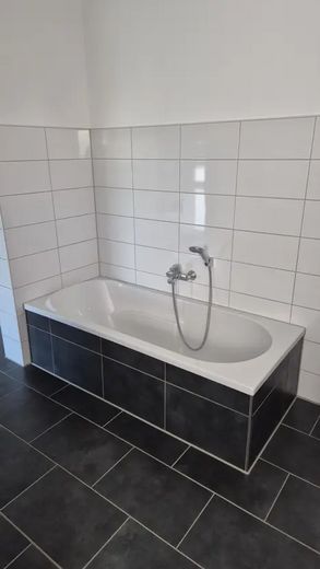 Wysokiej jakości dom jednorodzinny (A+) z ogrzewaniem geotermalnym, dużym tarasem i garażem dwustanowiskowym – bez prowizji – Bad OG Badewanne
