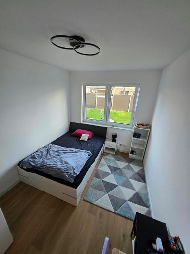 Stillvolle 4-Zimmer EG Neubauwohnung KFW 40 (Wärmep.+PV) mit Terrasse, Garten, Parkplatz – Kind 1