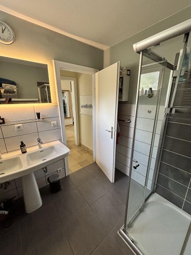 Familienparadies mit Swimmingpool, Tennis- und jede Menge Platz! – Duschbad