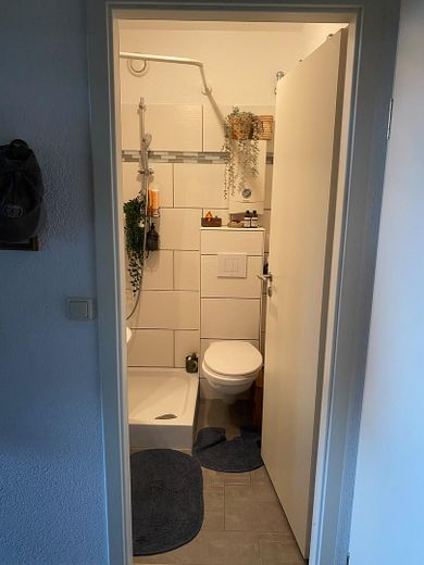 teilmöblierte 1 Zimmerwohnung mit Loggia und Einbauküche – Foto 7