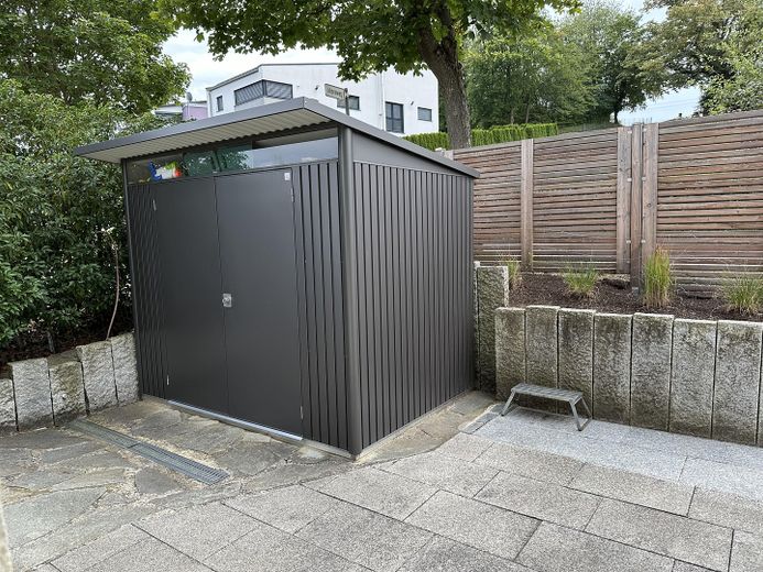 Casa bifamiliare senza provvigioni in posizione eccellente - periferia del paese, giardino, abitazione e eventualmente affitto – Gartenhütte als Stauraum