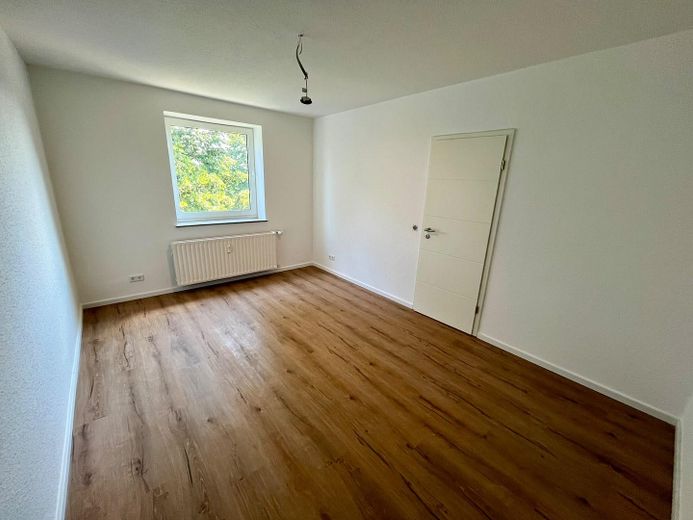 Recién renovado y sin comisión – soleado piso con balcón orientado al sur en Sulingen – Foto 3