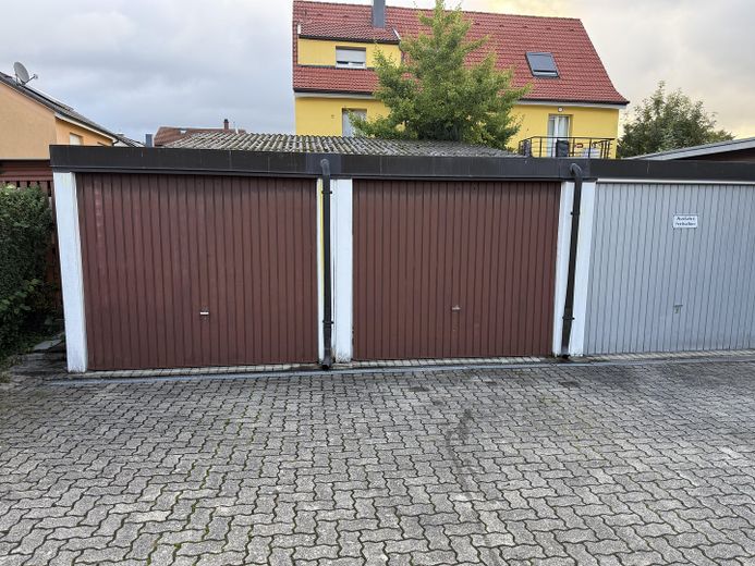 Zwei Garagen