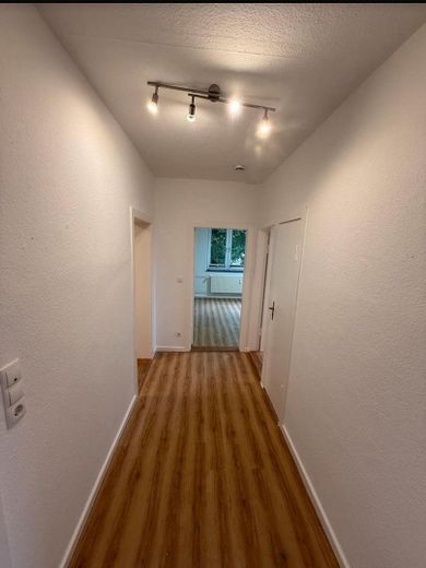 Helle 2-Zimmer-Wohnung mit moderner Küche & Balkon – Foto 3