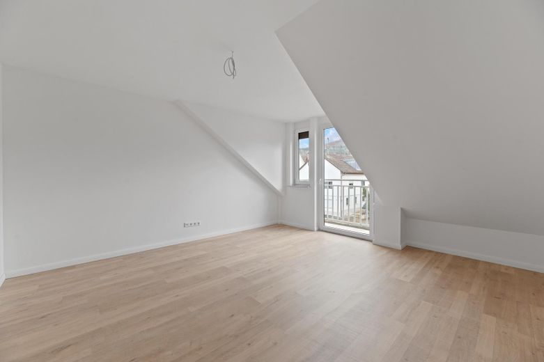 Freundliche 3-Zimmer-Dachgeschosswohnung – Wohnzimmer