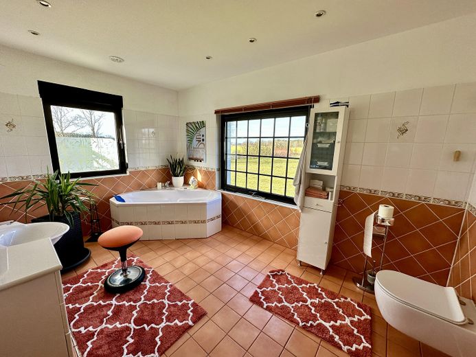 NEU! Ikonische, lichtdurchflutete Landhaus Villa mit Einliegerwohnung & mögl. Grundstkserweiterung – Wannenbad 1. OG
