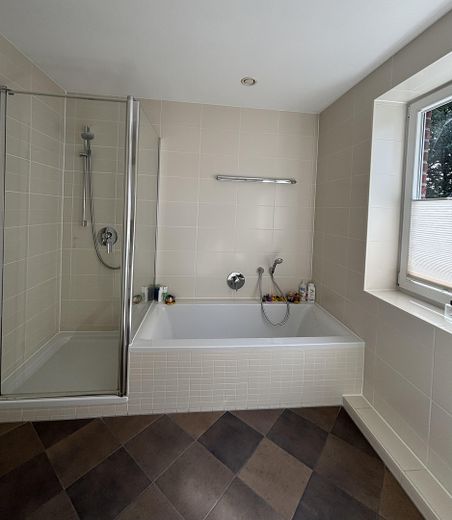Provisionsfreie Doppelhaushälfte in ruhiger Lage von privat – Badezimmer im OG