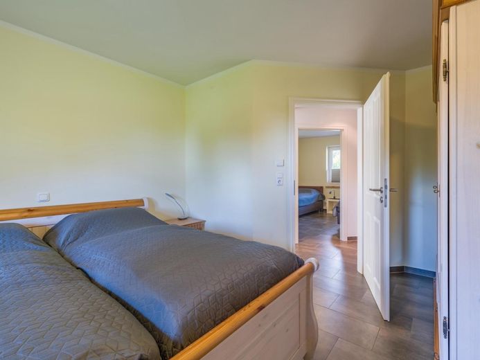 Traumhaftes Holzhaus mit Sauna, großer Terrasse auf 931 m² Eckgrundstück nahe St. Peter-Ording – Schlafzimmer