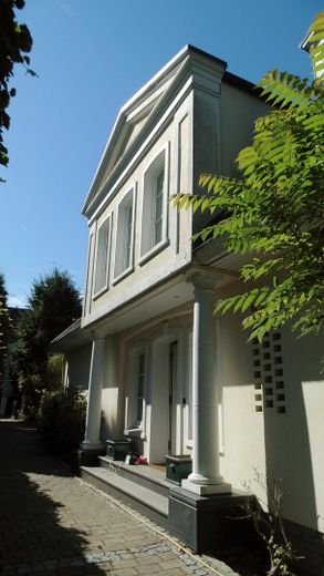 Herrschaftliche Villa am Ende einer elbnahen Sackgasse in Othmarschen – Eingangsportal