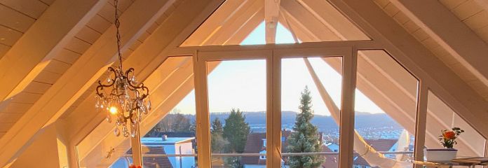 Wohnzimmer mit Balkon 