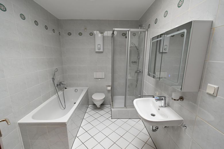 3-Zimmer-Penthouse mit Dachterrasse und Wintergarten in Köln-Wahn – Tageslichtbad