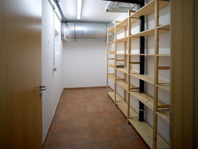 Casa unifamiliare indipendente in una posizione speciale ai margini dei campi, con ampie superfici terrazzate – Vorratsraum / Keller