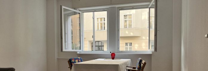 Zimmer 2  zur ruhigen Straße