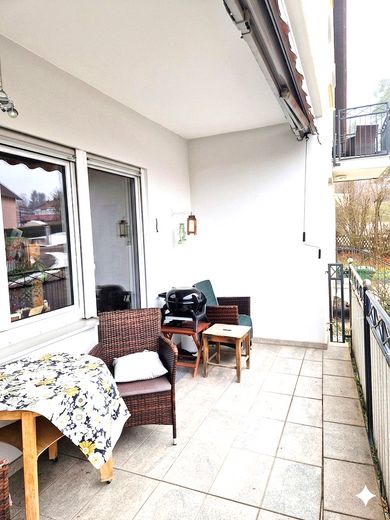 spaziosa casa plurifamiliare con garage a Maxhütte-Haidhof – EG-Balkon