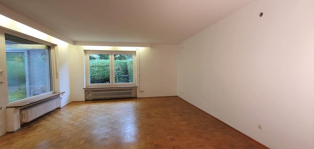 Germering'de garajlı bungalov – Wohnzimmer 