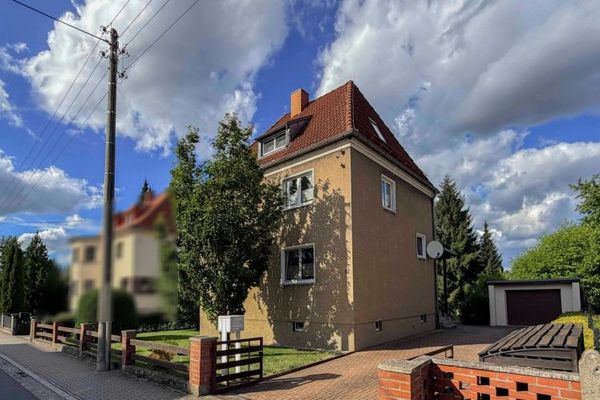 *Abitabile subito* Casa bifamiliare adatta alle famiglie con giardino curato e garage