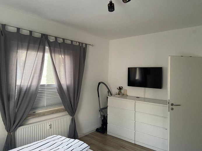 Renoviert, 2,5 ZKB Zentral ruhig, eigener Garten, möbliert – Schlafzimmer