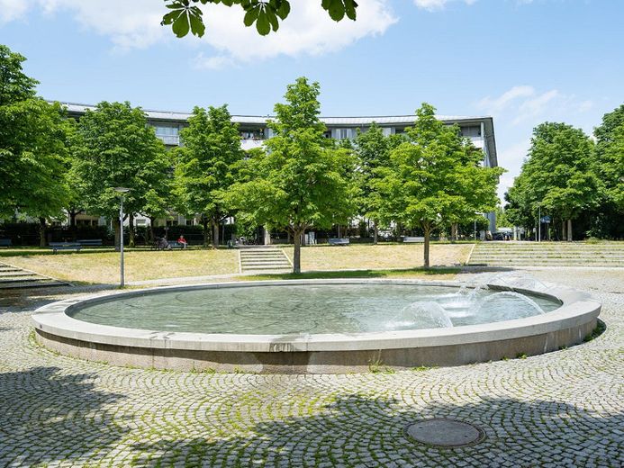 Top modernisierte, gut vermietete 4-Zimmer-Wohnung mit großem Balkon und Parkplatz – Roxa-Luxemburg-Platz