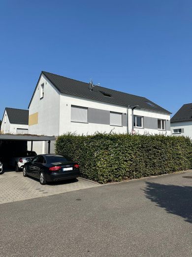 Haus Ansicht Süden mit Garten