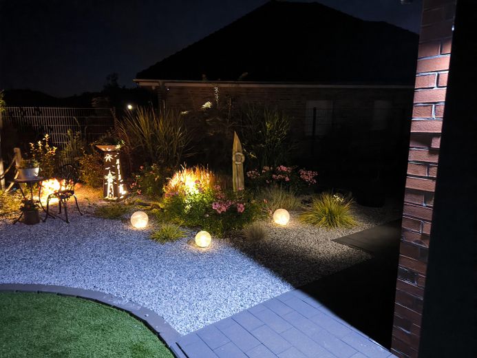 Poolbereich bei Nacht