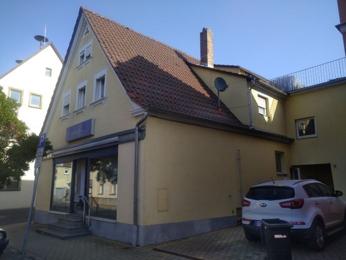 Vielfältig nutzbare Gewerbeeinheit in kleinem Wohn- und Geschäftshaus – Foto 1