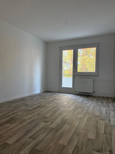 Erstbezug nach Sanierung – moderne 4-Zimmer-Wohnung mit Balkon und Blick ins Grüne – Wohnzimmer