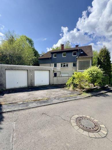 Mehrfamilienhaus in Bergisch Gladbach mit großem Grundstück &amp; Entwicklungspotenzial – Objektansicht