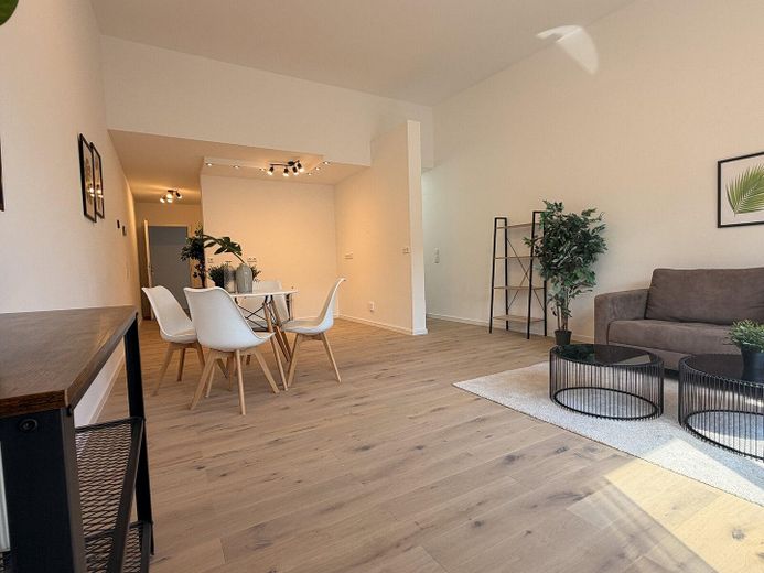 Klimatisierter hochwertiger Neubau mit Balkon und hohen Decken – Erstbezug – 23 Wohnen