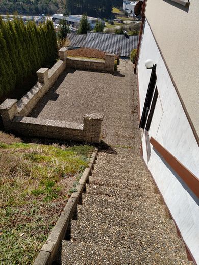 Vielseitig nutzbares Zweifamilienhaus mit unverbaubarer Aussicht – Terrasse am unteren Eingang