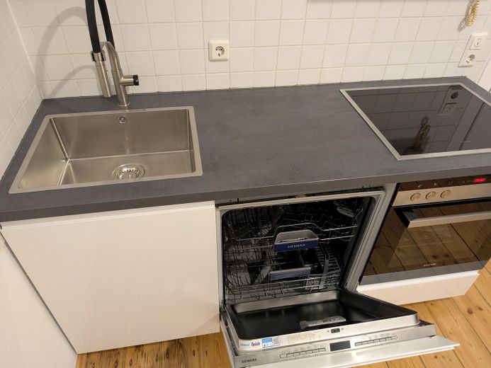 2,5-Zimmer-DG-Wohnung mit Einbauküche in zentraler Lage von Wiesbaden – Küche offen Teil 1