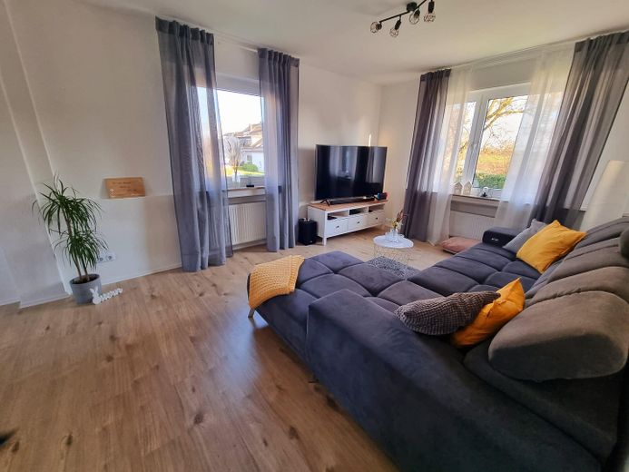 Bellissima casa bifamiliare con ampio giardino, piscina, garage, cucina componibile ecc. – Wohnzimmer