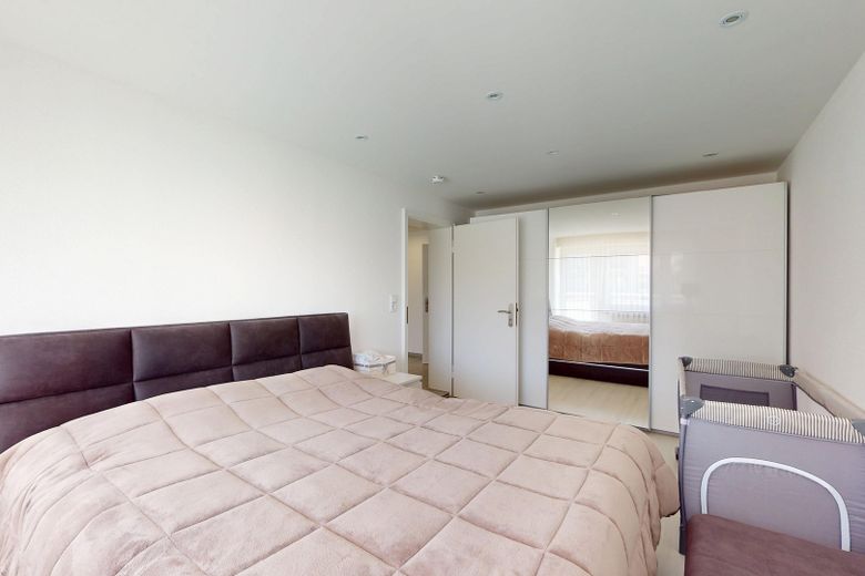 2020 Kernsanierte 4 Zimmerwohnung mit 2 Balkonen, Aufzug – Schlafzimmer