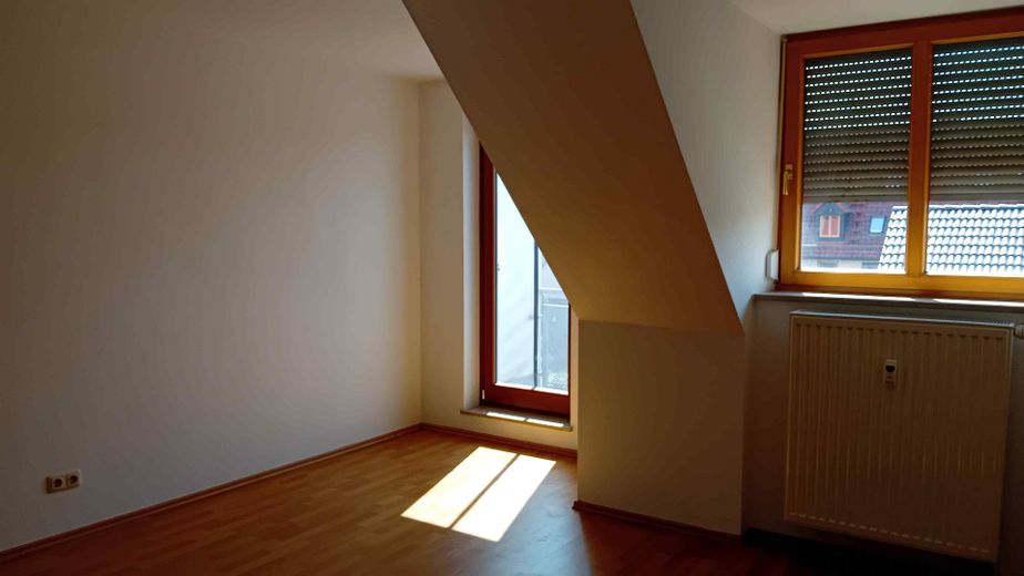 Bellissimo appartamento di 2 locali più studio e posto auto sotterraneo a ER-Tennenlohe – Wohnzimmer links