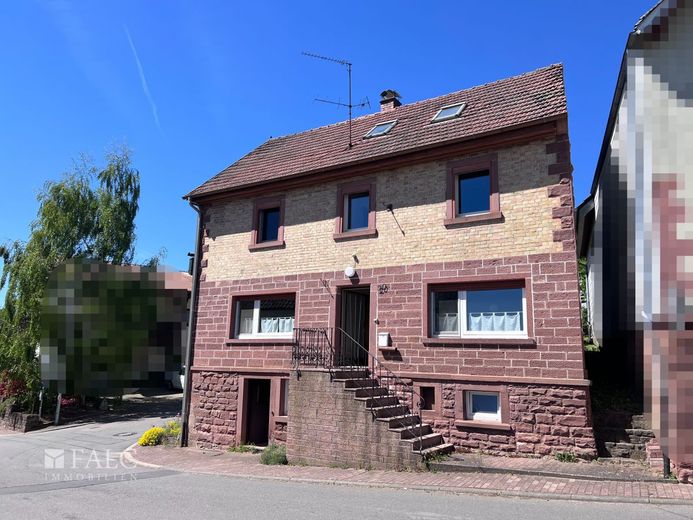 Schönes Einfamilienhaus mit Nebengebäude – Außenansicht