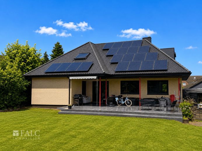 Modernisiertes Wohnhaus mit Einliegerwohnung, Smart Home, PV-Anlage und Feldrandlage – Ansicht Gartenseite