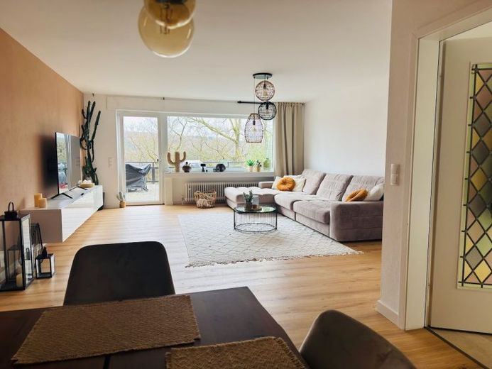 Charmante Eigentumswohnung mit Garage, Einbauküche und Weitblick! – Foto 1