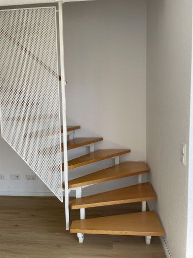 Güneybatı balkonlu, aydınlık ve yeni tadilat görmüş dubleks daire; sakin konumda – Treppenaufgang