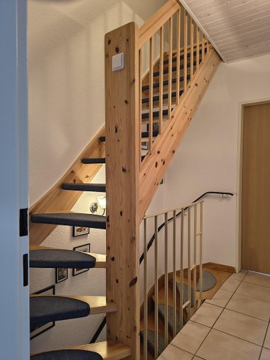 Modernisiertes Reihenmittelhaus in ruhiger Lage – Treppe zum Zimmer DG