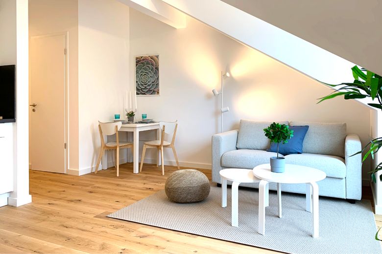 Wohnen auf Zeit: 1,5-Zimmer-Wohnung mit Südwest-Balkon in Hamburg-Marienthal – Wohnzimmer/Küche