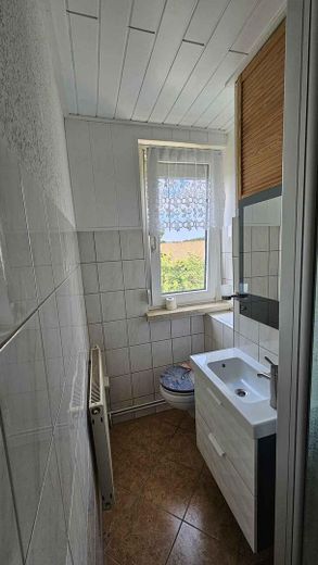 Appartamento di 3 locali appena ristrutturato con cucina attrezzata – idoneo al Wohngeld, libero dal 01.09. – Badezimmer 2