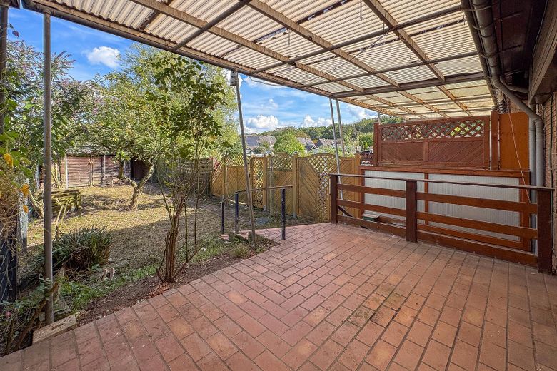 REIHENHAUS – DOPPELGARAGE – TERRASSE – GARTEN – RENOVIERUNGSBEDÜRFTIG – Terrasse - EG