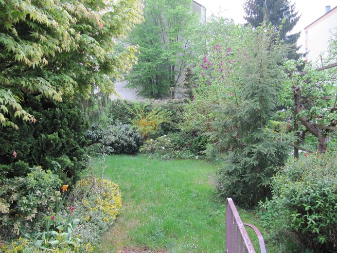 TOP LAGE LAUFAMHOLZ: LAUFEND UND UMFANGREICH MODERNISIERTES -- 6-ZIMMER-RMH MIT EINZELGARAGE. – Garten