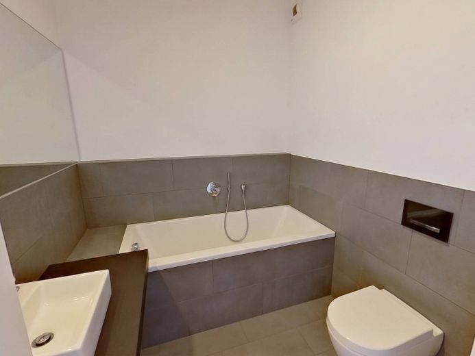 **Hochwertige 3-Zi.-Neubauwhg. mit EBK, 2 Bädern, Balkon und Rheinblick, direkt am Zollhafen** – Bad I