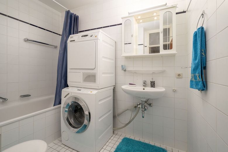 Große und ruhig gelegene 4-Zimmer-Wohnung mit 2 Balkonen in Aschheim – Großes Badezimmer