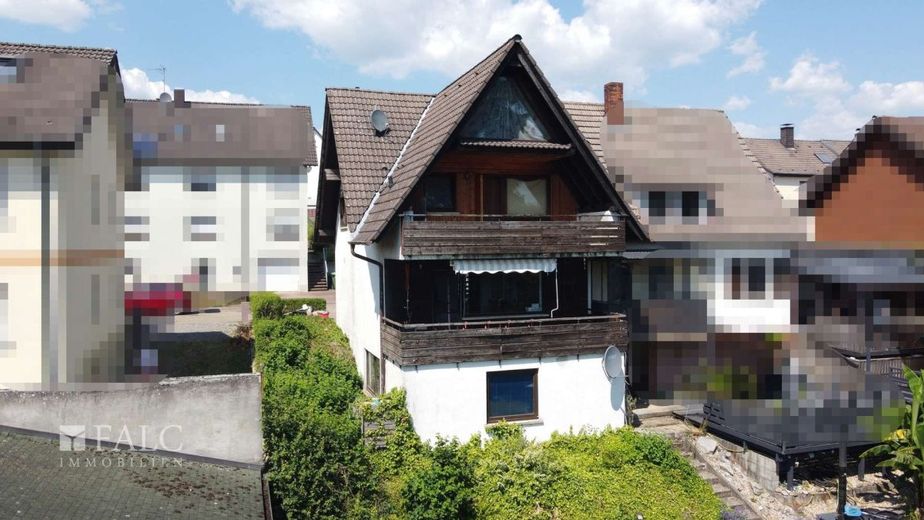 Charmante Doppelhaushälfte mit großem Garten – Außenansicht