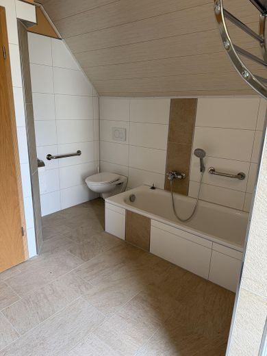 Freistehendes Einfamilienhaus in Neutraubling – Bad 1OG